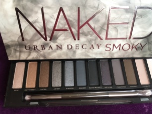 Smoky eyes: every girls make up staple, this palette is perfect for creating a smoked out look in golds, silver, bronze or grey. I'm in love with it.