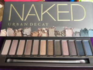 The original Naked palette comes in a gorgeous velvet mirrored box, with a soft double ended brush for applying and blending the eyeshadows. This palette has a giid mix of shades to suit all skin shades. Perfect for a natural day or evening look.